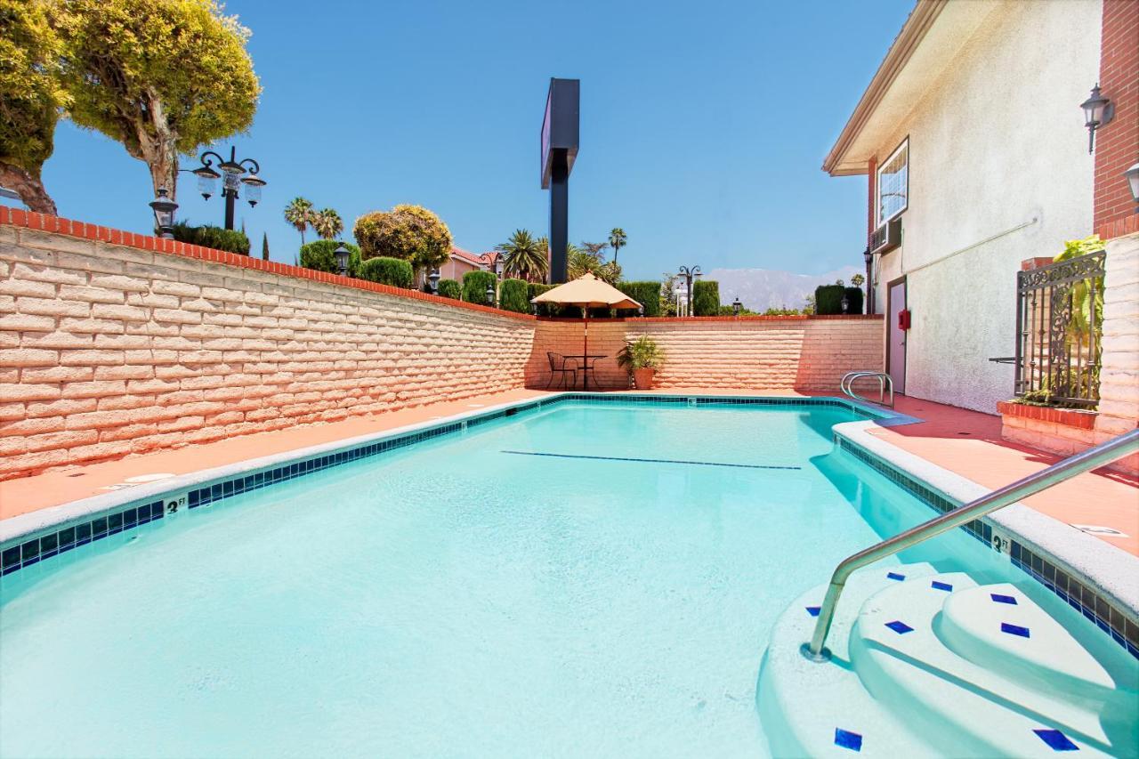 Ramada By Wyndham Pasadena Hotel Exterior foto