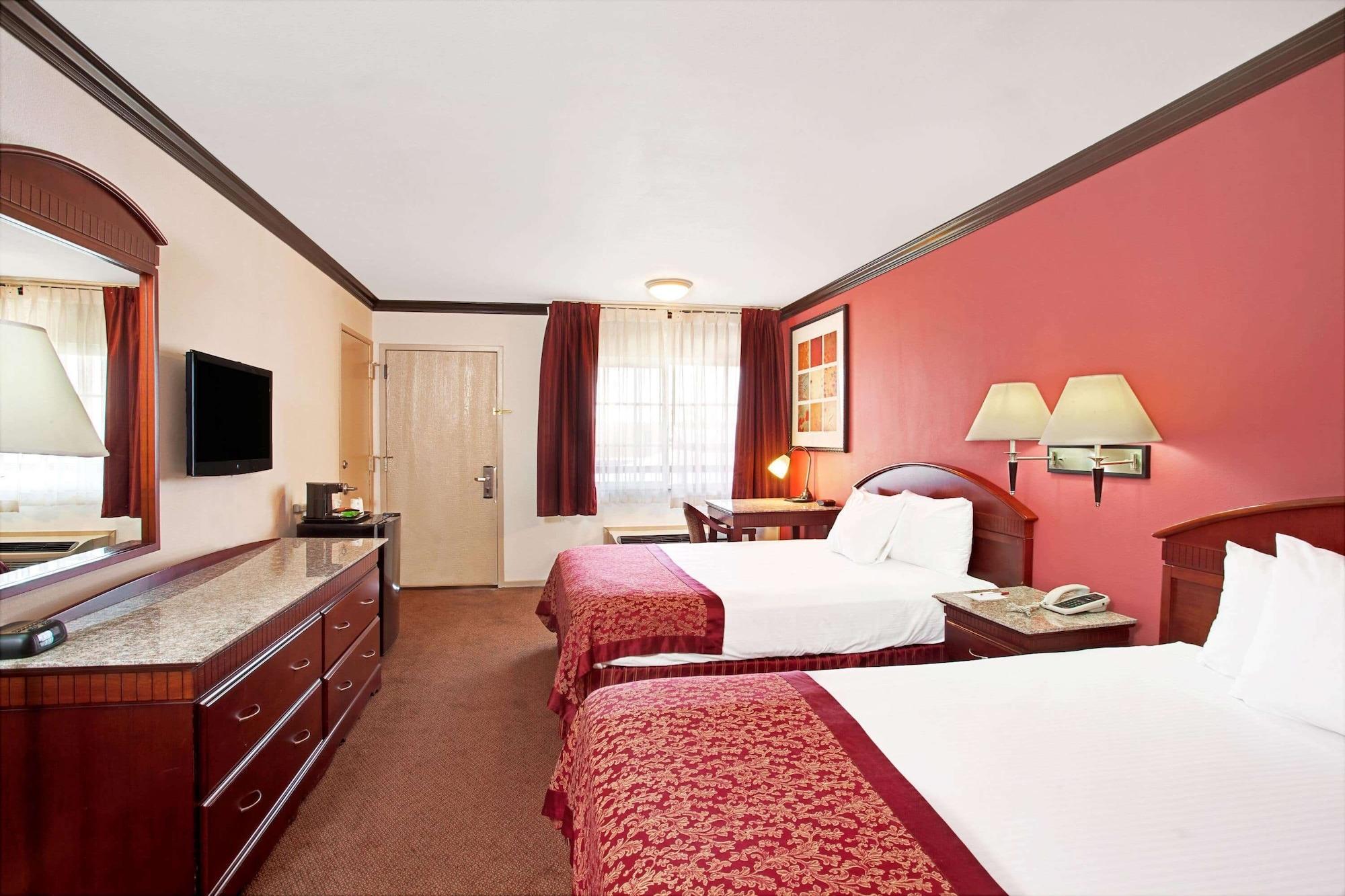 Ramada By Wyndham Pasadena Hotel Exterior foto