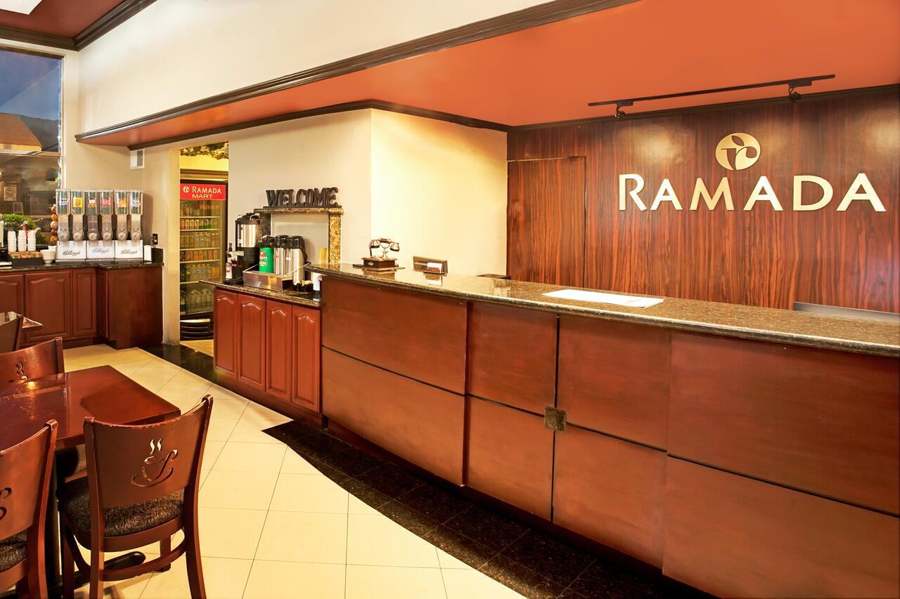 Ramada By Wyndham Pasadena Hotel Exterior foto